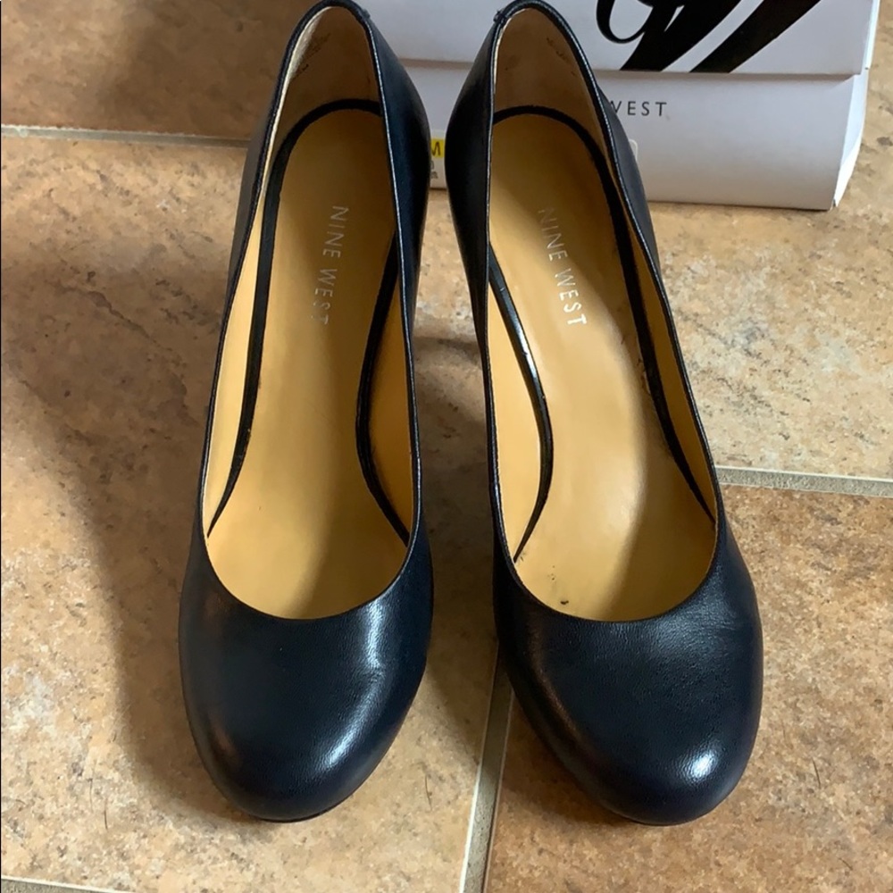 Navy pumps